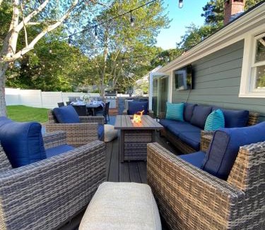 East Dennis House | Close2Beach, SpeakEasyBar,HotTub, PetsOK, Firepit