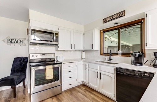 Cathlamet House | Columbia River Home w/Dock & Beach Access