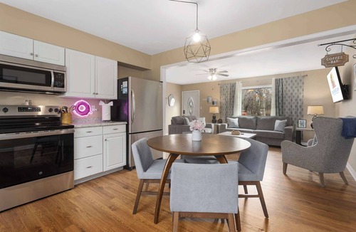 Grandview House | Comfortable 4 Bedroom Retreat with BBQ