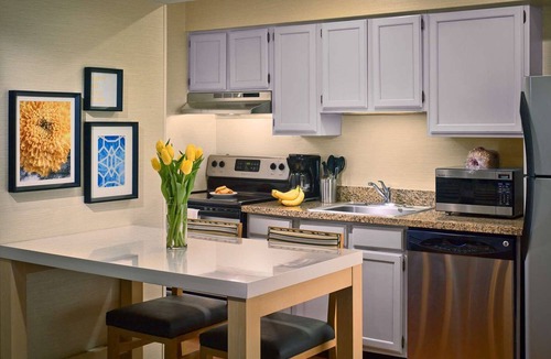 Tucson Hotel | Comfortable King Stay w/Outdoor Pool & Free Breakfast! Pet Friendly!