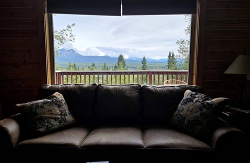 McCarthy Cabin | Comfortable Log Cabin with Stunning Views and a Private Deck in McCarthy, Alaska