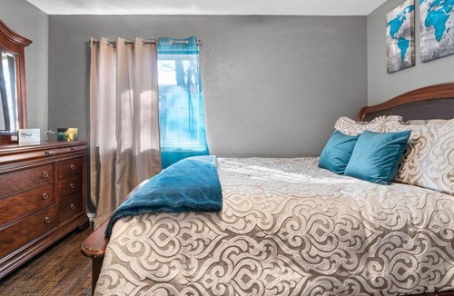 Euless House | Comfy, Refreshing Home w/ Sun Room & Pool!