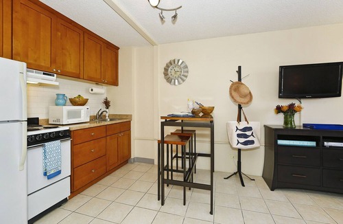 Waikiki Condo | Comfy Studio with AC, FREE Parking & Wi-Fi, Pool & BBQ Area! Close to Beach!