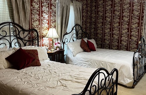 Bainbridge Bed & Breakfast | Commodore Bed & Breakfast / Commodore Suite