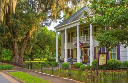 Bainbridge Bed & Breakfast | Commodore Bed & Breakfast/Red Room