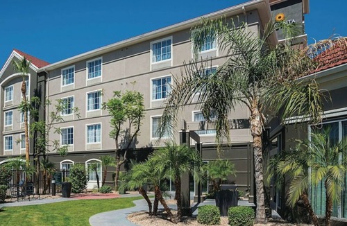 Ahwatukee Foothills House | Convenient Stay in Arizona! 2 Comfortable Units, Free Breakfast, Onsite Pool