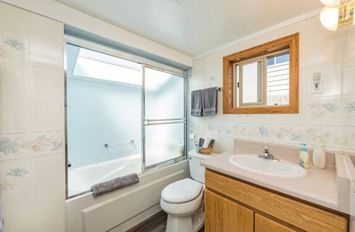 Sequim Cottage | Cottage On the Bay - Queen, Jetted tub, Full Kitchen, water view