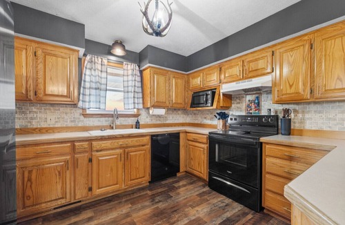Theodosia House | Countryside Views | Sleeps 20, Hot Tub, Fire Pit