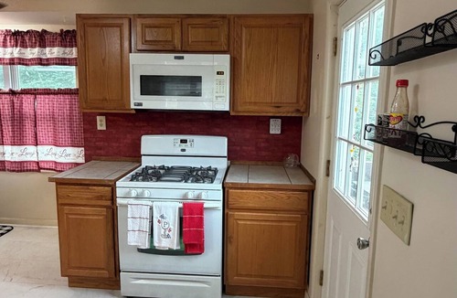 Enola House | Cozy 2BR Home Near Hershey & Harriburg Full Kitchen 2 Bath BBQ Deck