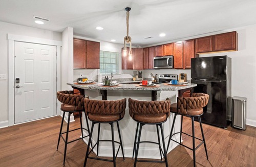 Paw Creek House | Cozy 3BD w/Backyard BBQ & Patio - 15 Mins Downtown