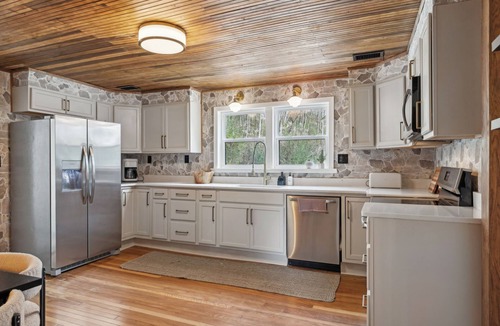 Thompson's Station Cottage | Cozy cottage in charming Thompson's Station with piano and covered porch!