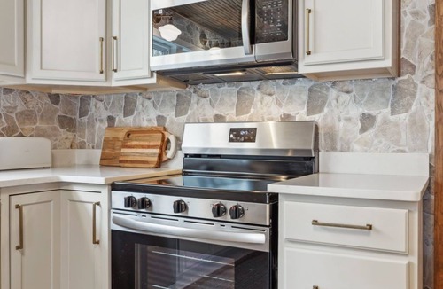 Thompson's Station Cottage | Cozy cottage in charming Thompson's Station with piano and covered porch!