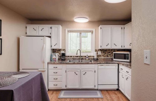 Taku - Campbell Apartment | Cozy Creekside Retreat -2BR Near Airport