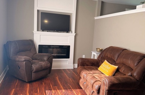 Franklin Cottage | Cozy Downtown Franklin Cottage
