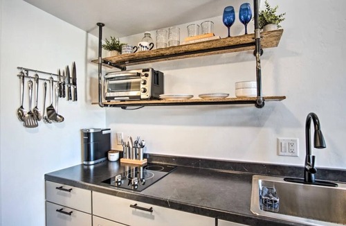 Peter Howell Apartment | Cozy, Modern Tiny Home, 1-bed, 1 bath - 10 minutes from UofA & other hotspots!
