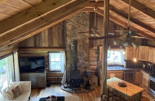 McArthur Cabin | Cozy, Private 3-bedroom cabin with WiFi, Hot Tub, and Games Near State Parks