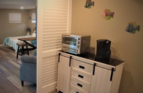 Stuart Cottage | Cozy, private, tropical cottage studio close to beach, stores, and restaurants.
