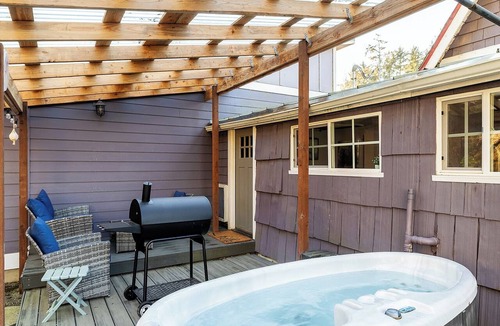 Westport Cottage | Cozy & Quaint Westport Cottage, EV charger, 1mi to beach, restaurants & parks