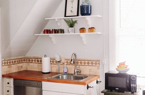 Hermann House | Cozy Riverview Cottage. 5 minute walk to downtown