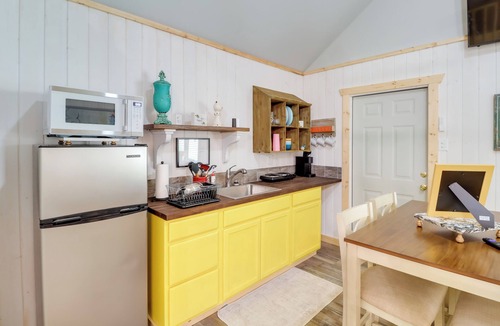 Higden Apartment | Cozy Studio Cabin ~ 1 Mi to Greers Ferry Lake!