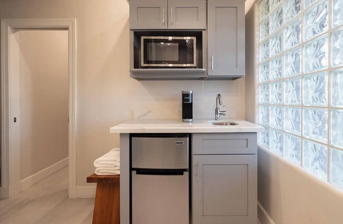 Willo Apartment | Cozy studio in a beautiful historic neighborhood. Walking distance to lightrail.