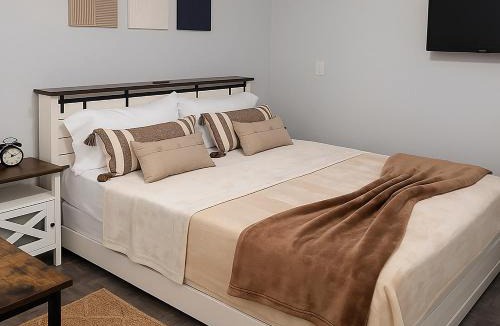 Sunshine Apartment | Cozy with Private Entry Near Fort Myers & Airport