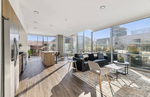 Downtown Phoenix Apartment | CozySuites Adeline 2BR - gym, pool, valet parking!
