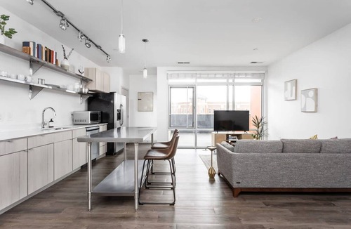Lockerbie Square Apartment | Cozysuites on Mass With Garage Parking 15