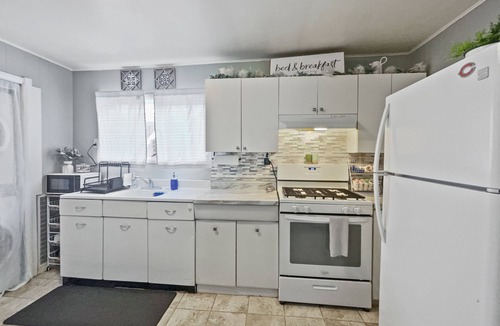 Dove Creek Cottage | Cute and Comfortable, pet-friendly, close to many amazing attractions.