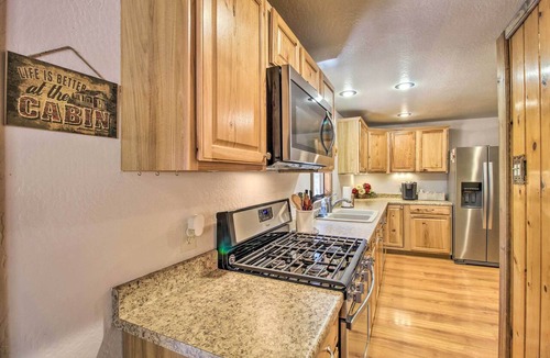 Pinetop-Lakeside Cottage | Deck & Grill: Pet-friendly Lakeside Cabin