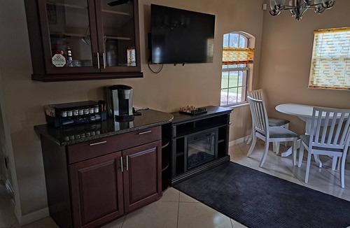 Naples Cottage | Delightful 1-bedroom cottage with AC in charming Naples