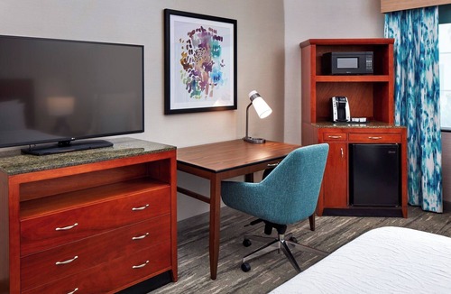 Valencia Hotel | Deluxe Oversized 2-Queen Corner Room | 0.1 Miles to Six Flags Magic Mountain
