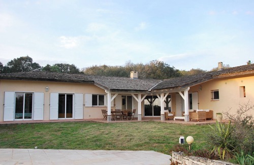 Bonifacio Villa | Description