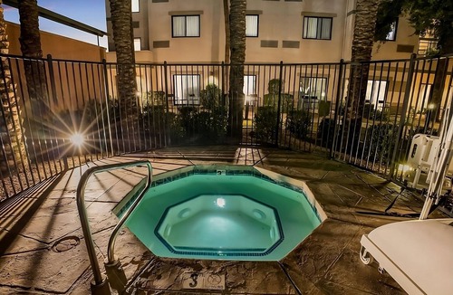 Chandler Apartment | Desert Botanical Garden Tour! Pet-friendly Accommodation, Outdoor Pool!
