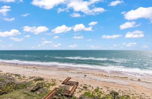Seawinds Condo Apartment | Direct oceanfront corner condo with spacious balcony and heated beachfront pool