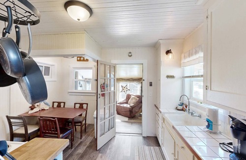 Long Beach House | Dog-friendly cottage with fireplace & enclosed yard - walk to beach/eateries
