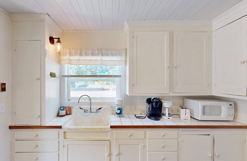 Long Beach House | Dog-friendly cottage with fireplace & enclosed yard - walk to beach/eateries