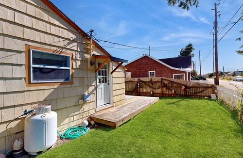 Long Beach House | Dog-friendly cottage with fireplace & enclosed yard - walk to beach/eateries