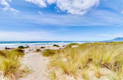 Rockaway Beach House | Dog friendly oceanfront cottage with private hot tub and wood burning fireplace
