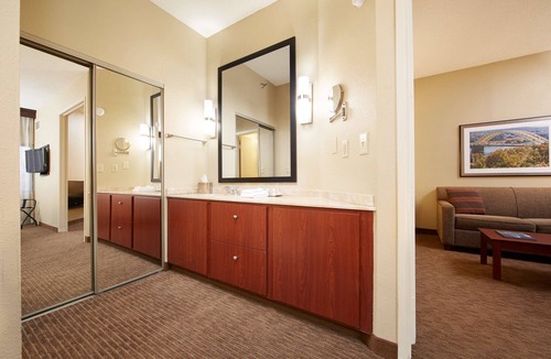 Sharonville Hotel | DoubleTree Suites by Hilton Hotel Cincinnati - Blue Ash