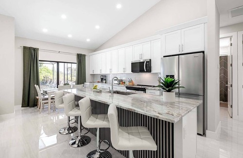 Diplomat House | Dream View - Freshwater Canal Home with Outdoor Bar