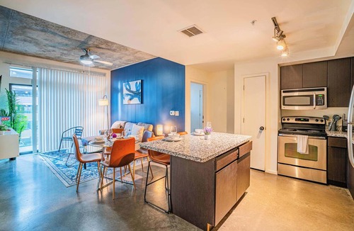 Evans Churchill Apartment | DT PHX Getaway with Balcony + Pool + Gym and W/D