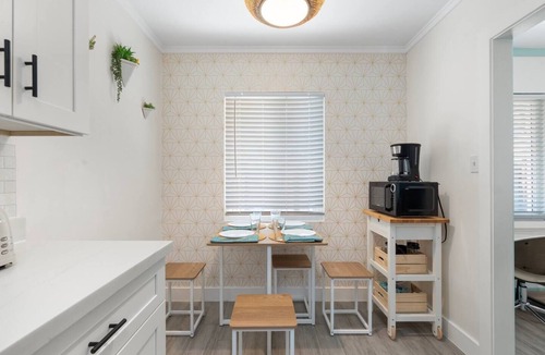 Garfield House | Dwntwn PHX 1 King Bed, yard oasis 8 mins 2 airport