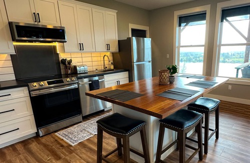 Cathlamet House | Eagles Landing- Luxury multi-family Scenic Retreat on the Columbia river cliffs