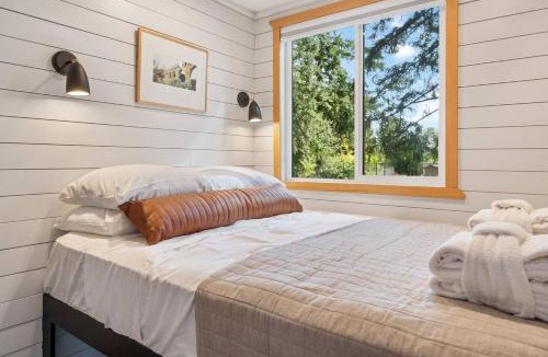 Camas House | Eco Friendly Tiny Container Home Retreat