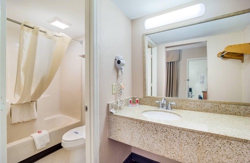 Walterboro Hotel | Econo Lodge Walterboro I-95
