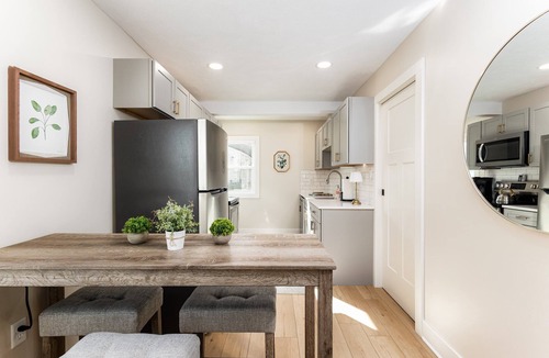 Northeast South Bend House | End Zone Escape<>2BR house 1 mile to ND Stadium!