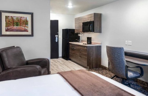 Plainfield Hotel | Enjoy a Relaxing Stay w/Kitchen Amenities Near Area Highlights