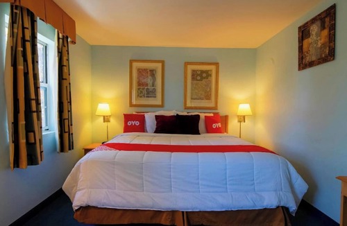 Eureka Springs Hotel | Enjoy Soothing Jetted Tub in Spacious Room Near Eureka Springs Sights