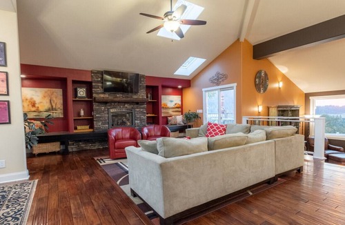 Enumclaw Cabin | Enumclaw Estates Main House & Barn Home (A+B)